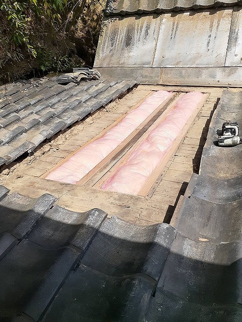 綾歌郡　屋根下地に断熱材を入れる